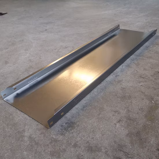 Macchina per la formatura di rotoli di pannelli per scaffali completamente automatica